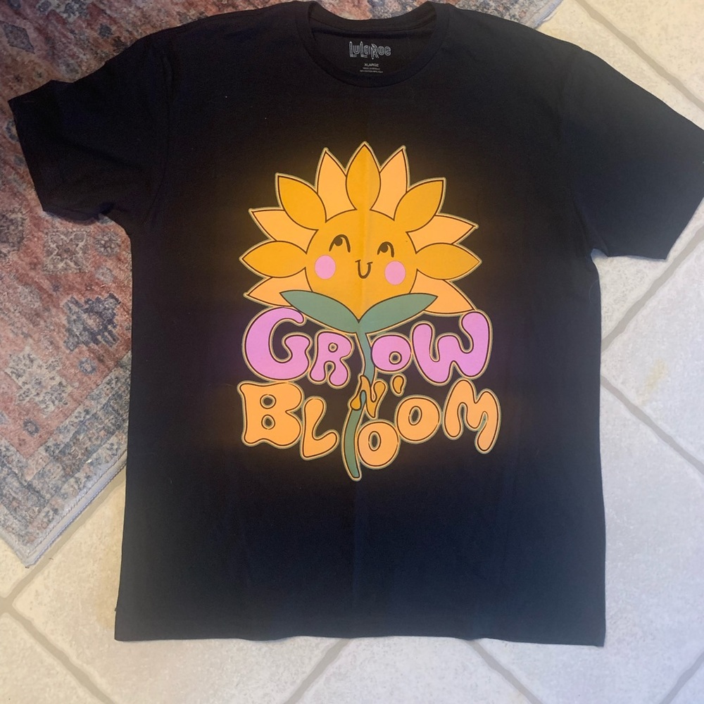 Very cute springy LuLa Roe t- shirt. XL